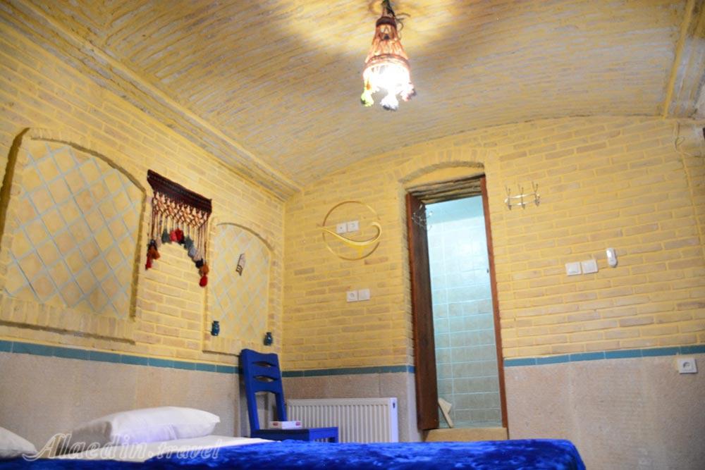 اقامتگاه بومگردی عمارت هفت رنگ شیراز | علاءالدین تراول