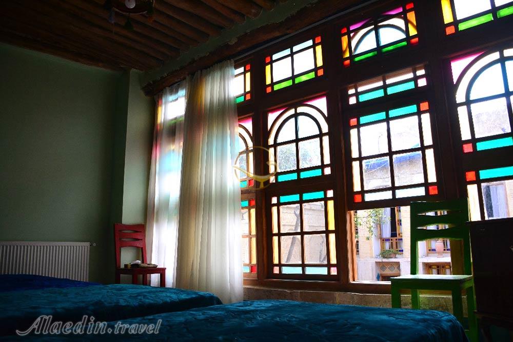 اقامتگاه بومگردی عمارت هفت رنگ شیراز | علاءالدین تراول