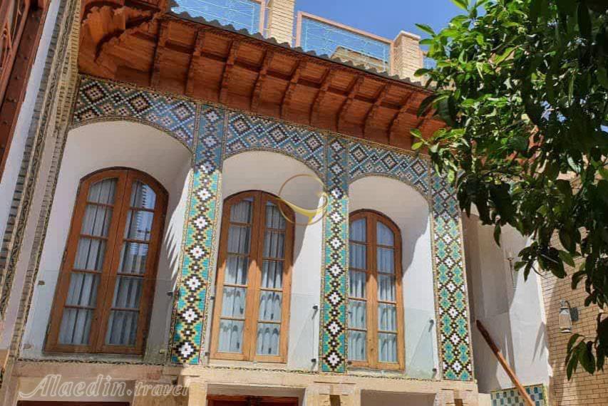 حیاط اقامتگاه بوم گردی والاد شیراز | علاالدین تراول