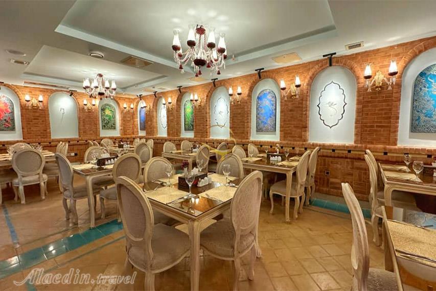 بوتیک هتل سنتی یوتاب شیراز | علاالدین تراول