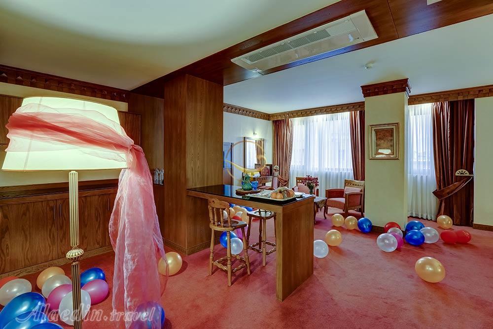 فضای نشیمن سوئیت ماه عسل هتل 5 ستاره زندیه شیراز | علاءالدین تراول