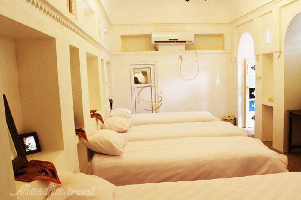 اتاق چهار تخته هتل سنتی خانه تاریخی طبیب شوشتر | علاءالدین تراول