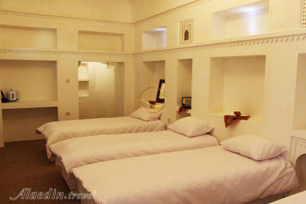 اتاق چهار تخته هتل سنتی خانه تاریخی طبیب شوشتر | علاءالدین تراول