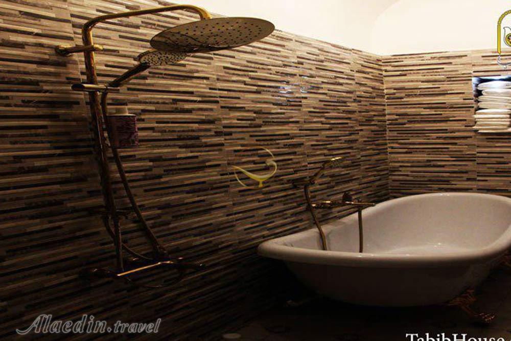 حمام هتل سنتی خانه تاریخی طبیب شوشتر | علاءالدین تراول