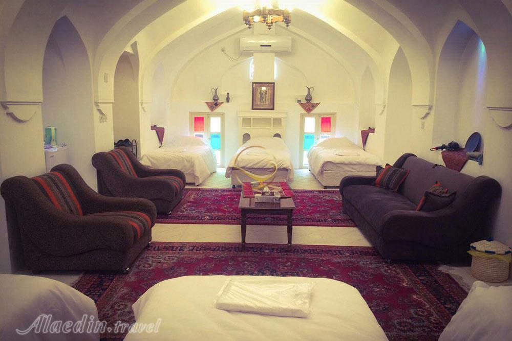 اتاق شش تخته هتل سنتی خانه تاریخی طبیب شوشتر | علاءالدین تراول