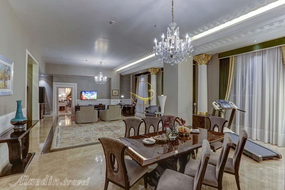 فضای نشیمن هتل 5 ستاره اسپیناس پالاس تهران | علاءالدین تراول