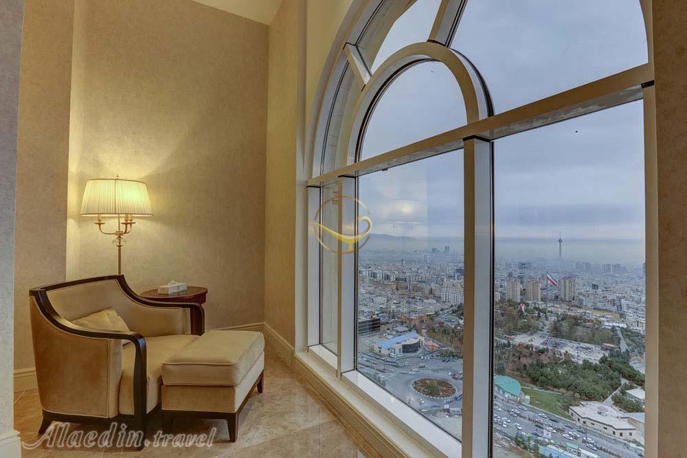 فضای نشیمن رو به پنجره هتل 5 ستاره اسپیناس پالاس تهران | علاءالدین تراول