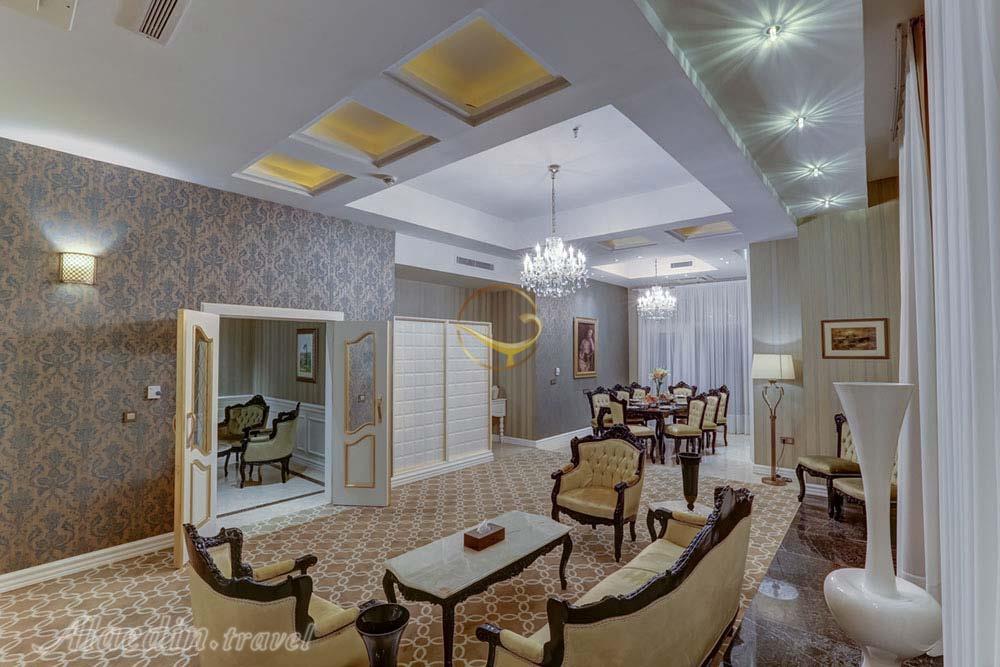 فضای نشیمن هتل 5 ستاره اسپیناس پالاس تهران | علاءالدین تراول