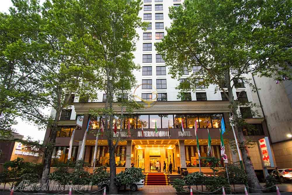 نمای بیرونی هتل 5 ستاره اسپیناس خلیج تهران | علاءالدین تراول