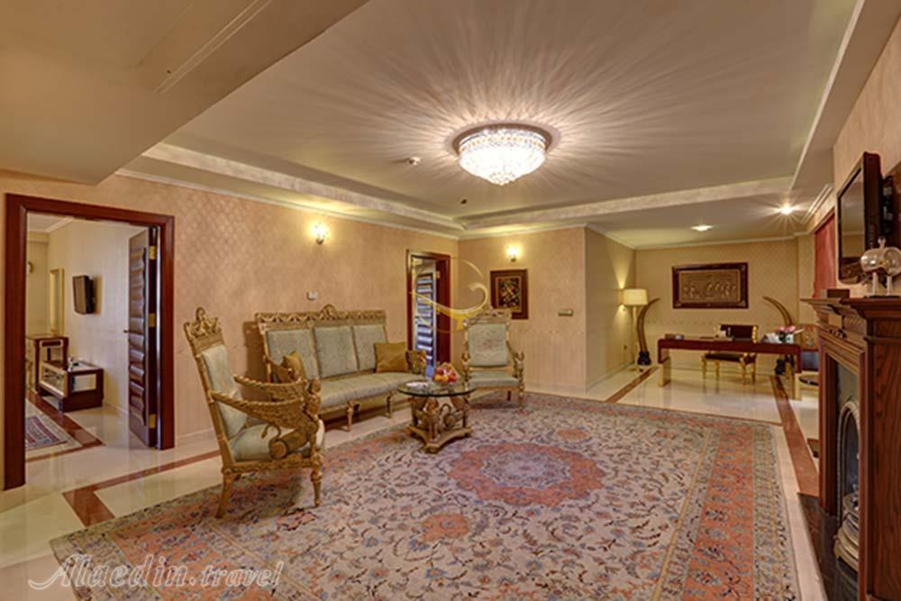 فضای نشیمن سوئیت پرزیدنتال هتل 5 ستاره اسپیناس خلیج تهران | علاءالدین تراول