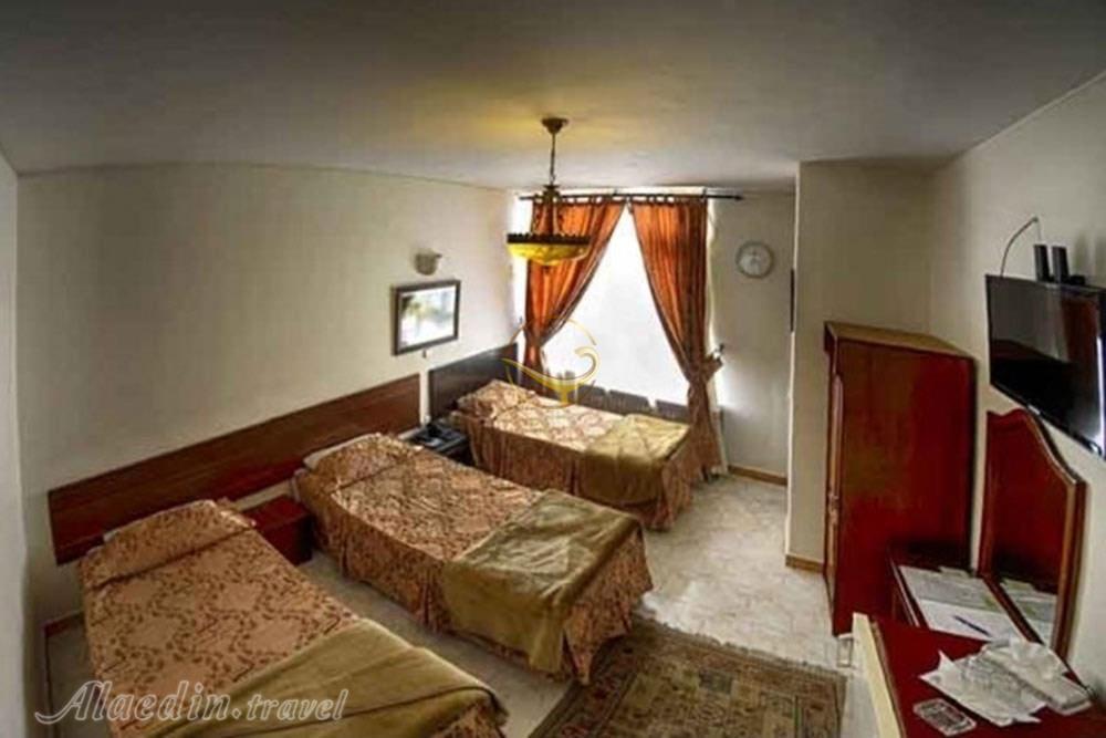 اتاق سه تخته هتل گلستان تهران | علاءالدین تراول