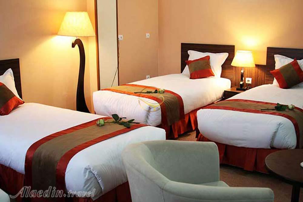 اتاق سه تخته هتل 3 ستاره حجاب تهران | علاءالدین تراول