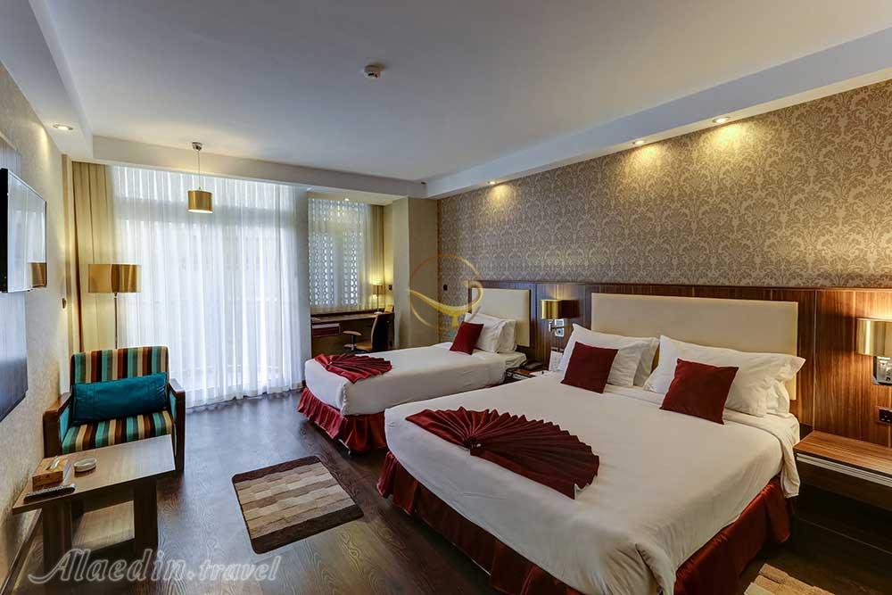 اتاق سه تخته هتل 4 ستاره پارسیان انقلاب تهران | علاءالدین تراول