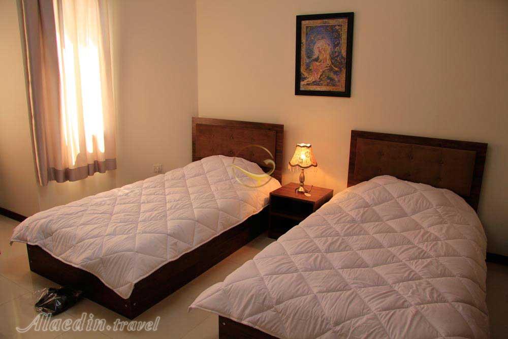 اتاق دو تخته مهمانکده 3 ستاره جاده ابریشم تهران | علاءالدین تراول