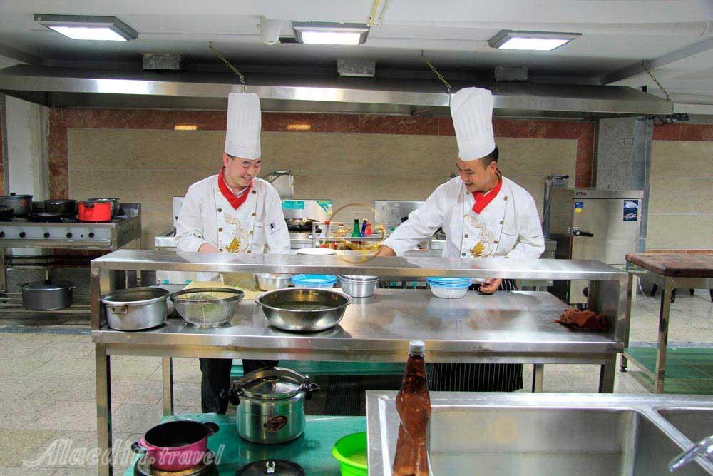 آشپزخانه مهمانکده 3 ستاره جاده ابریشم تهران | علاءالدین تراول