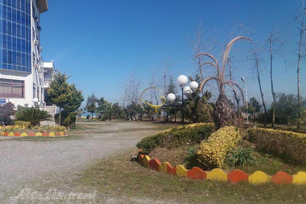 محوطه هتل آپارتمان سه ستاره نجاتی تنکابن | علاءالدین تراول