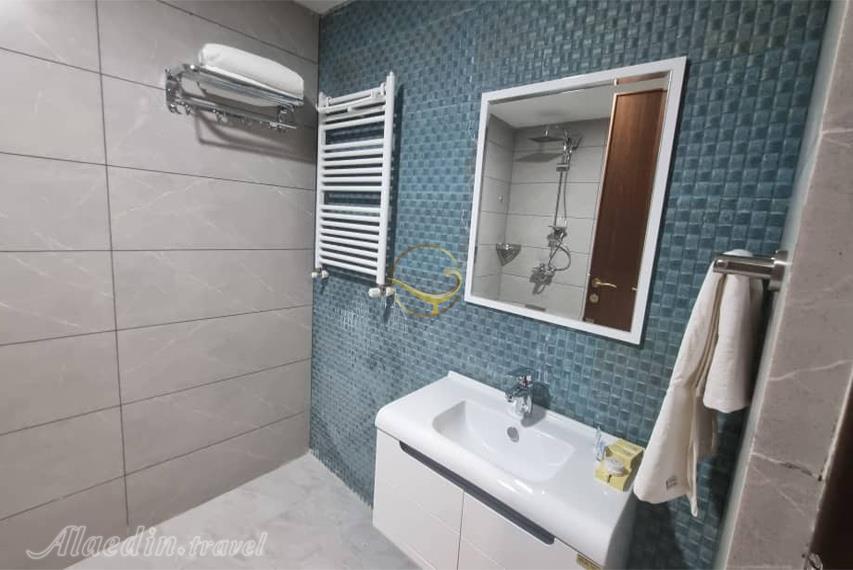 حمام و سرویس بهداشتی هتل پارسیان آزادی یزد | علاالدین تراول