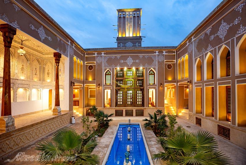 محوطه بوتیک هتل صفى خانى یزد | علاءالدین تراول