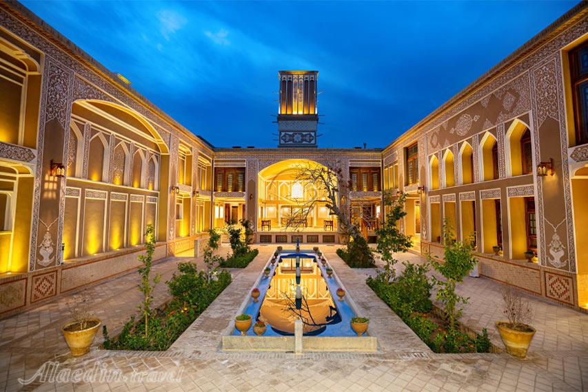 محوطه بوتیک هتل صفى خانى یزد | علاءالدین تراول