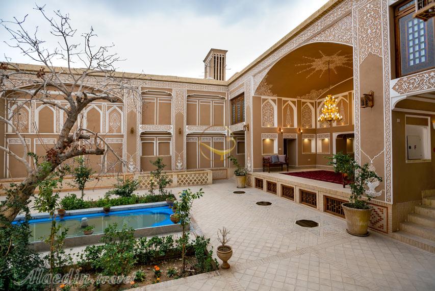 محوطه بوتیک هتل صفى خانى یزد | علاءالدین تراول