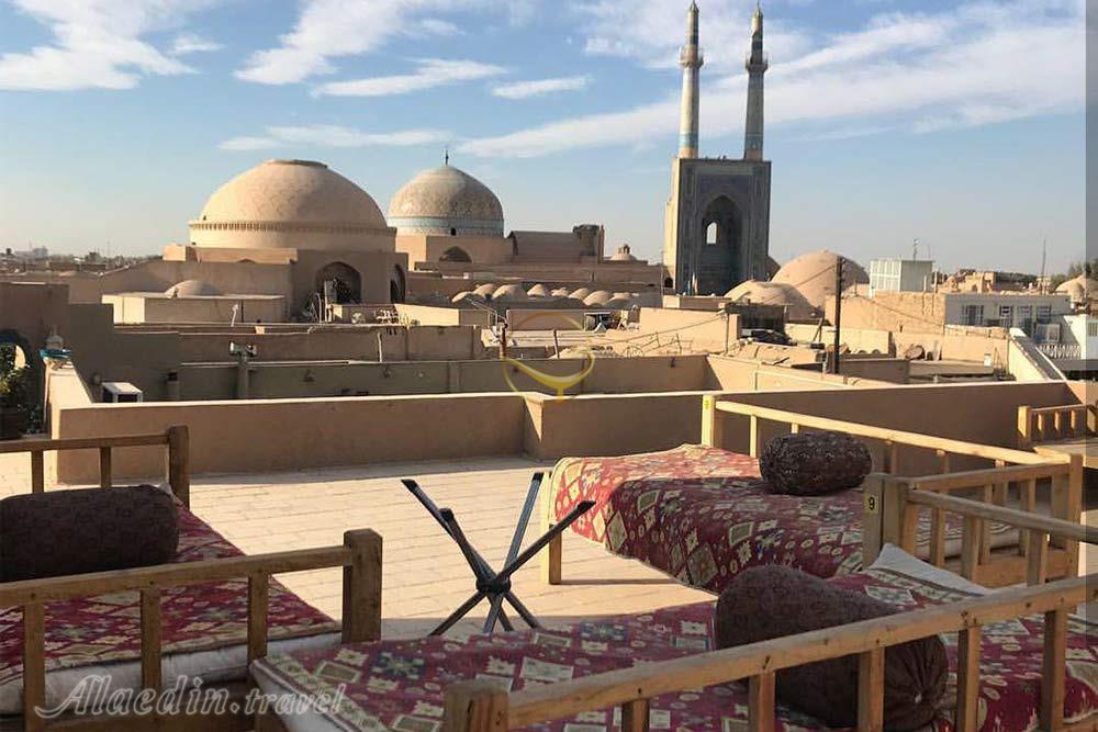 سفره خانه سنتی فضای باز  هتل سنتی شرق یزد | علاءالدین تراول