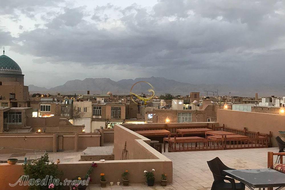 سفره خانه سنتی فضای باز  هتل سنتی اورینت (شرق) یزد | علاءالدین تراول