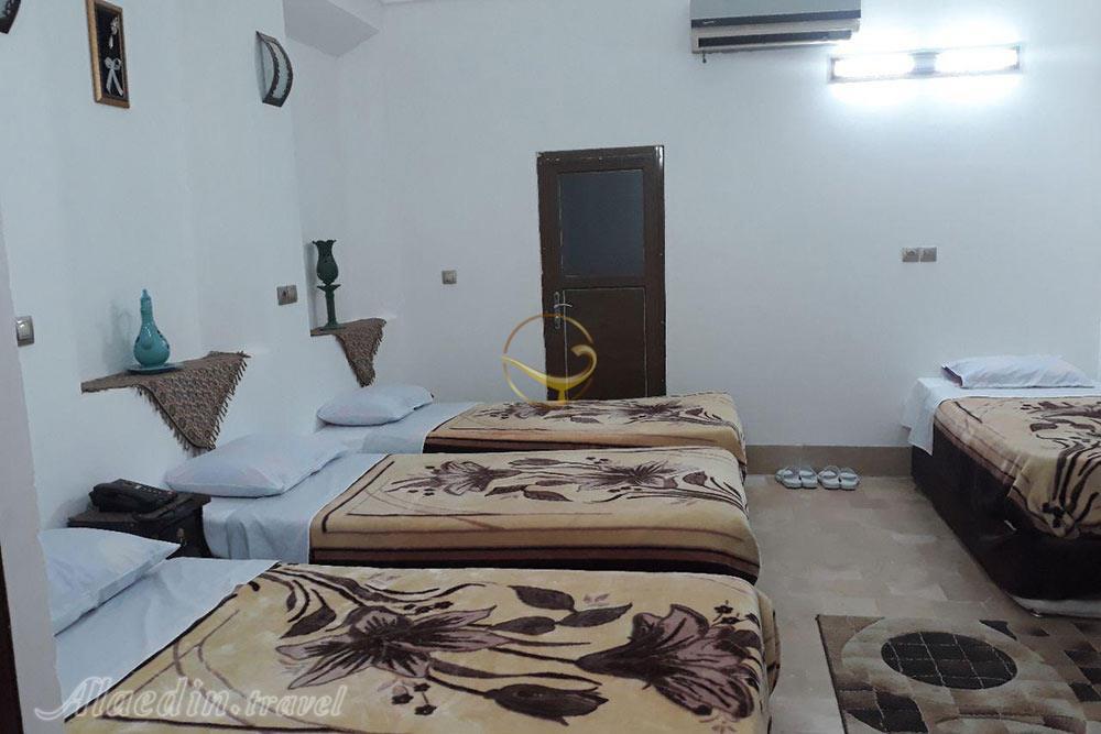 اتاق چهار تخته هتل سه ستاره سرای سنتی نقره یزد | علاءالدین تراول