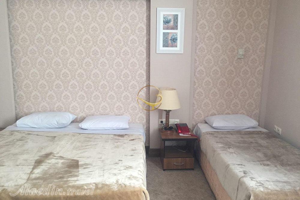 اتاق سه تخته هتل 4 ستاره زنبق یزد | علاءالدین تراول