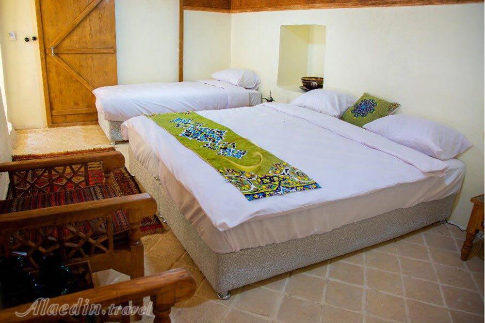 اتاق سه تخته هتل سنتی ددمان زنجان | علاءالدین تراول