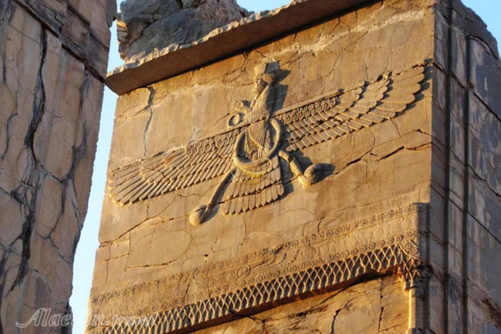 ننقش فروهر در گاه جنوبی کاخ صدستون تخت جمشید | علاءالدین تراول