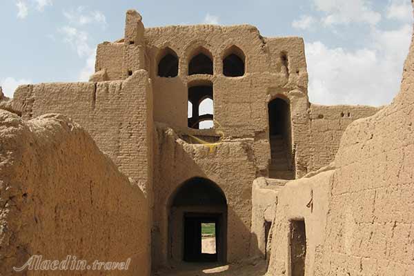 قلعه مهرپادین در مهریز