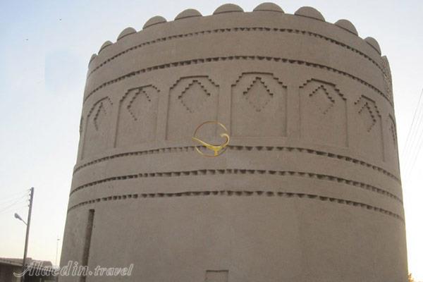 آب انبار پای برج سریزد در مهریز