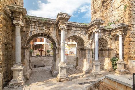 دروازه هادریان آنتالیا - ترکیه