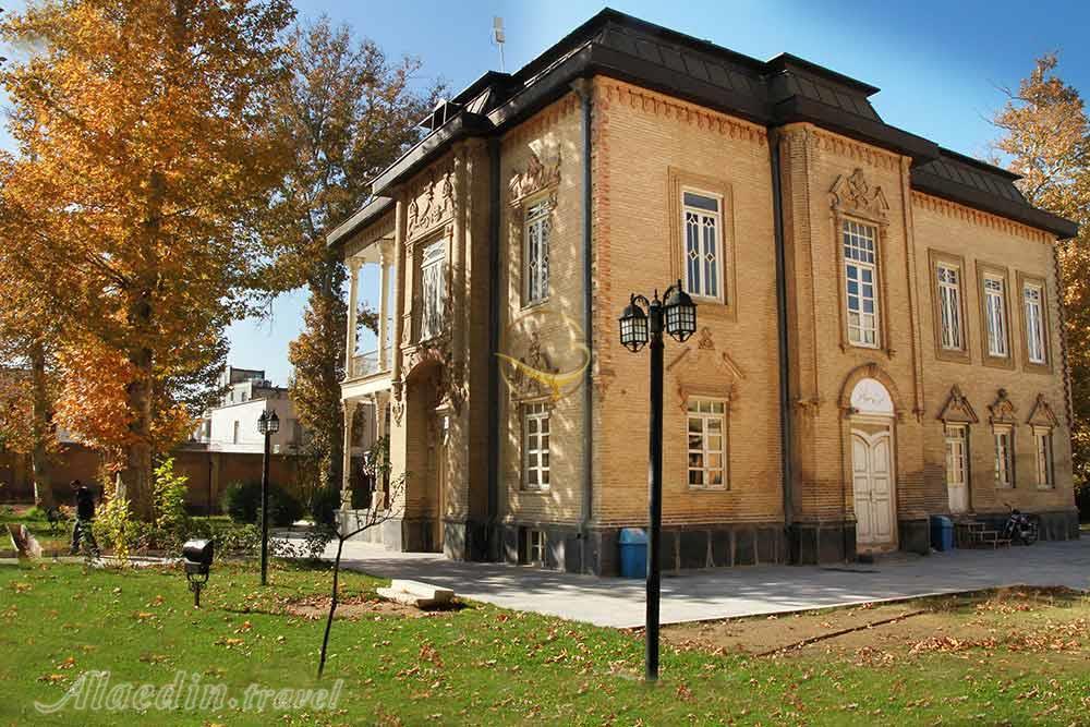 برگ ریزان پاییز در خانه تاریخی خاکباز | علاءالدین تراول