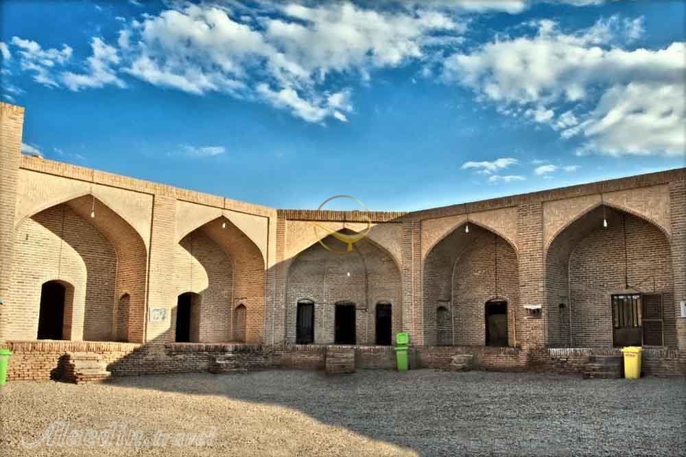 نمای داخلی حیاط کاروانسرای مرنجاب در آران و بیدگل | علاءالدین تراول