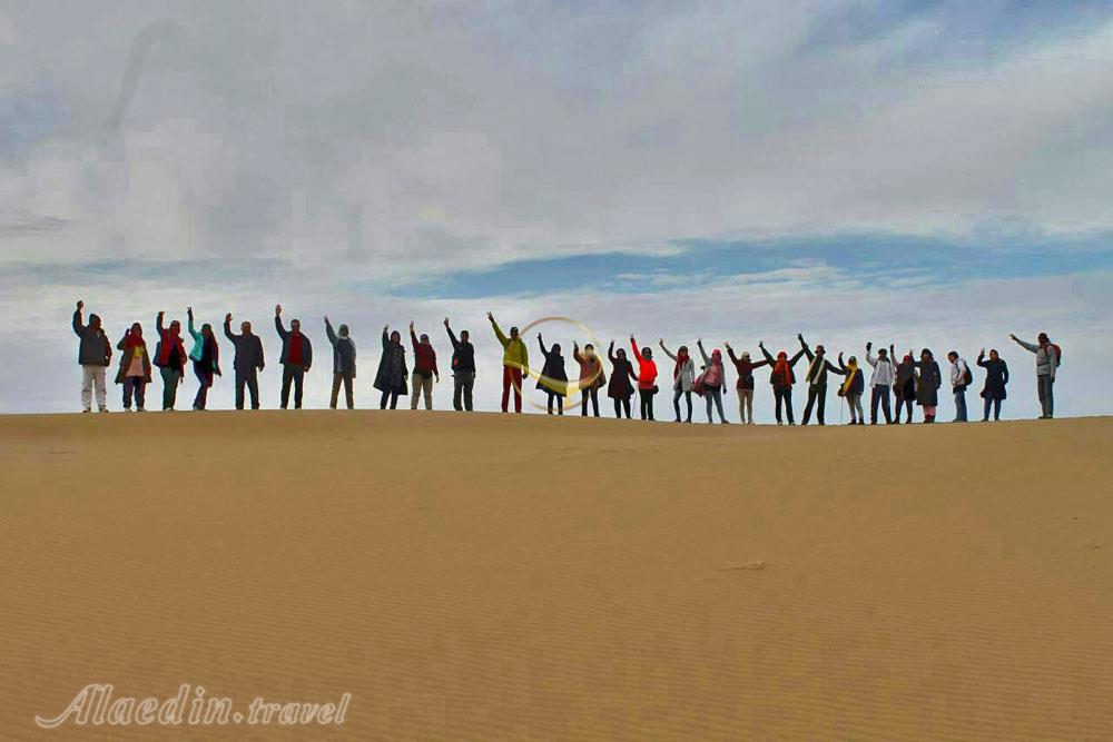 مسافران کویر در تپه های شنی اطراف کاروانسرای مرنجاب در آران و بیدگل | علاءالدین تراول