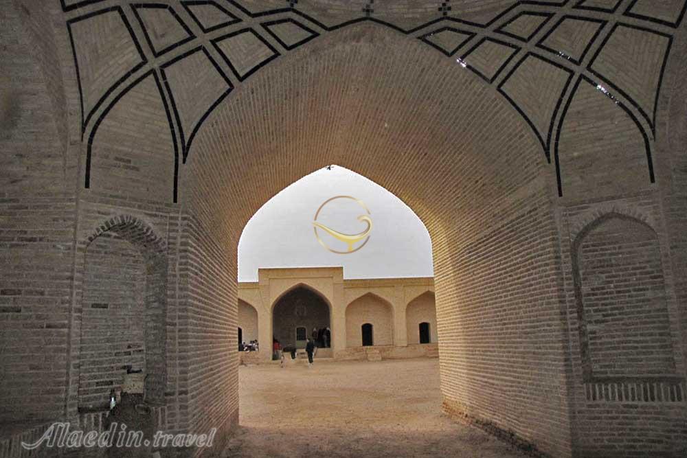 نمای داخلی حیاط کاروانسرای مرنجاب در آران و بیدگل | علاءالدین تراول