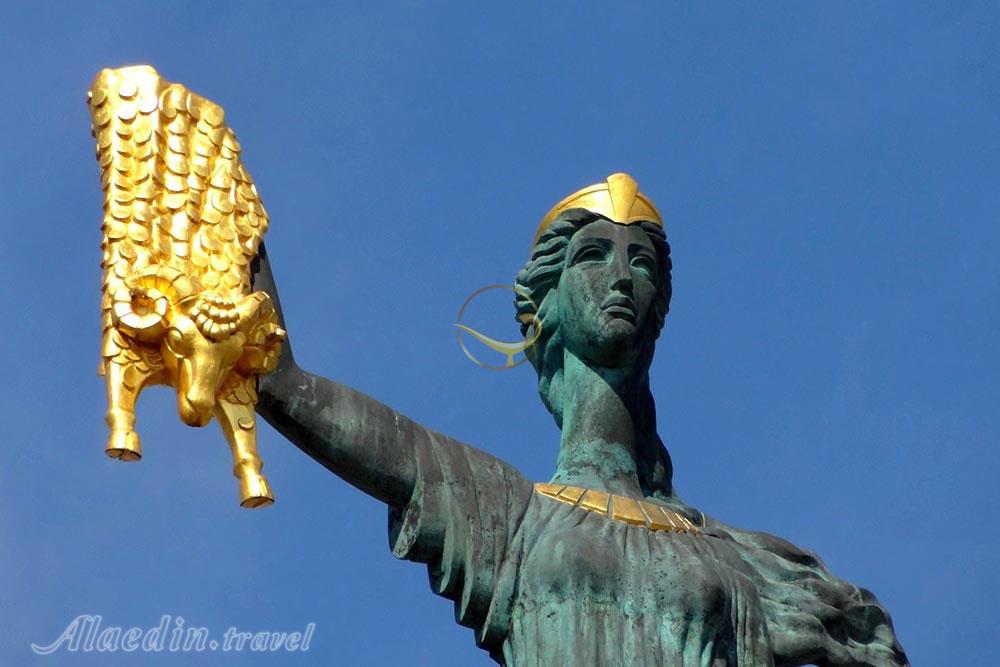 مجسمه مدیا (مدئا) در باتومی - گرجستان | علاءالدین تراول