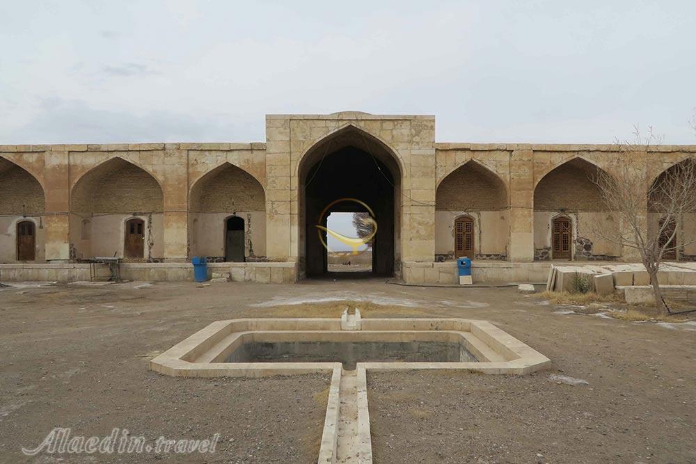 کاروانسرای قصر بهرام گور در گرمسار | علاءالدین تراول