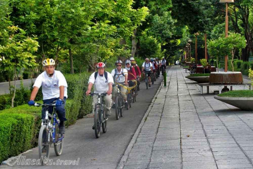 دوچرخه سواری در خیابان چهارباغ اصفهان | علاءالدین تراول