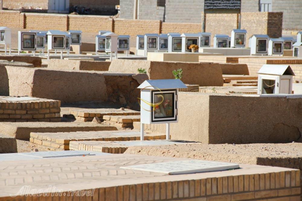 قبرستان جندق در خور و بیابانک | علاءالدین تراول