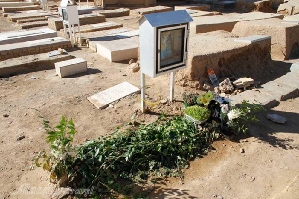 قبرستان جندق در خور و بیابانک | علاءالدین تراول