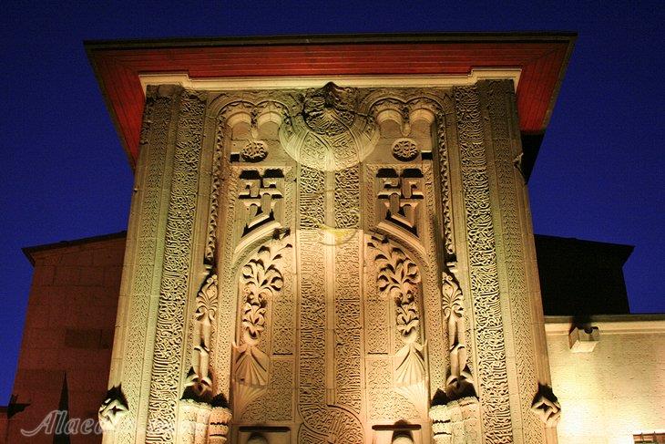 موزه اشیای چوبی و سنگی کنده کاری شده در قونیه - ترکیه (حوزه علمیه اینچه منار) | علاءالدین تراول