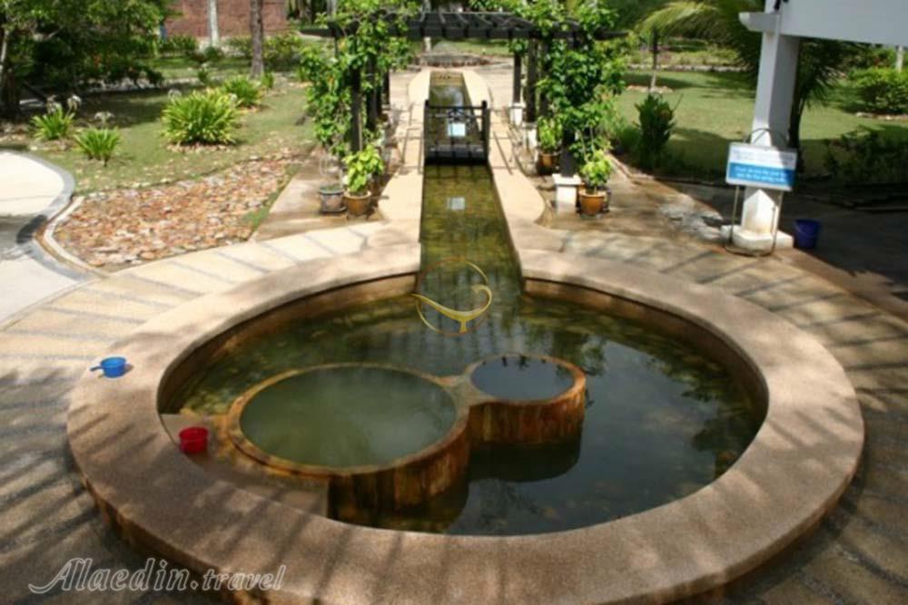 چشمه های آبگرم روستای آیرهانگات لنکاوی | علاءالدین تراول