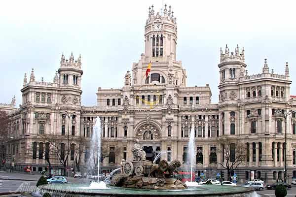 میدان و فواره سیبلس در مادرید - اسپانیا