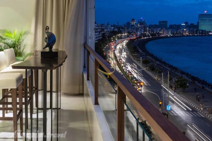 ساحل و گذرگاه دریایی مارین درایو بمبئی - هند