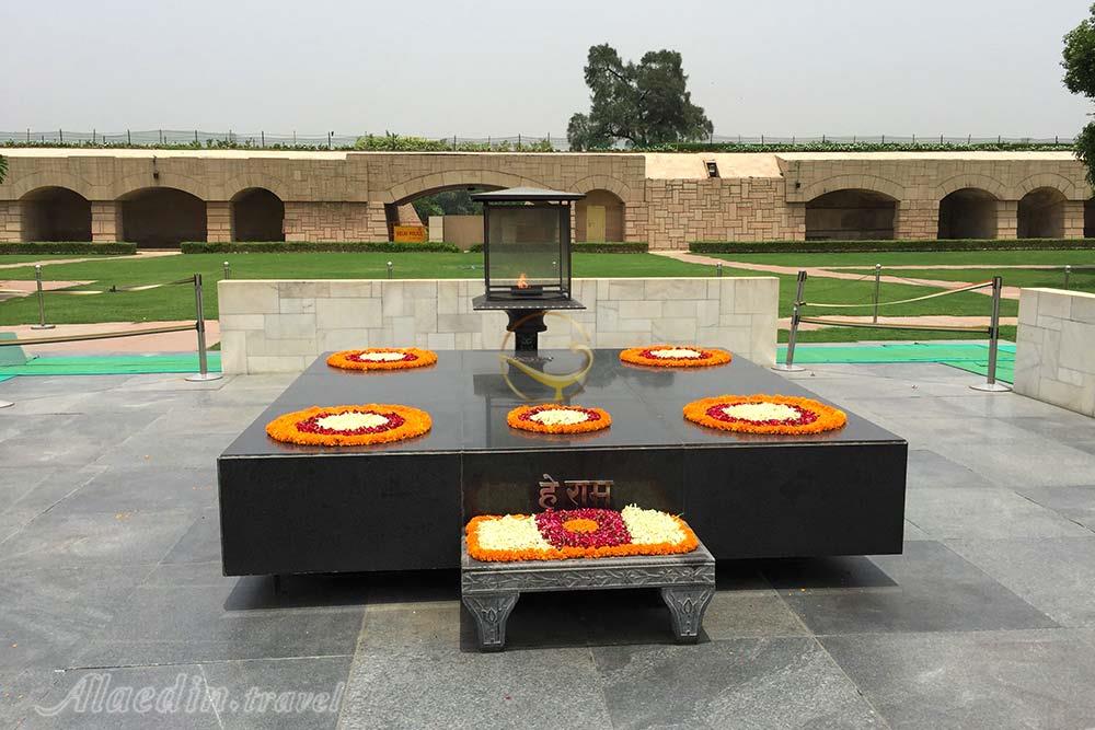 آرامگاه مهاتما گاندی در دهلی نو - هند | علاءالدین تراول