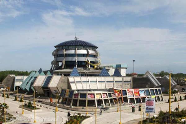 مجتمع اداری و تجاری نخل زرین در قشم