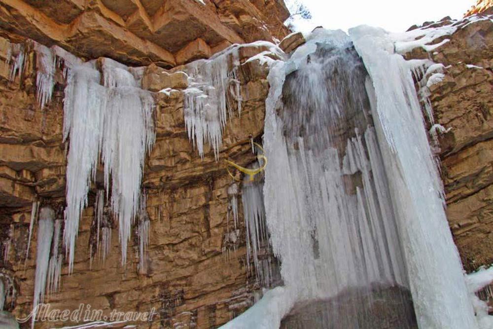 آبشار و قندیل های یخی آوستا شاهرود | علاءالدین تراول