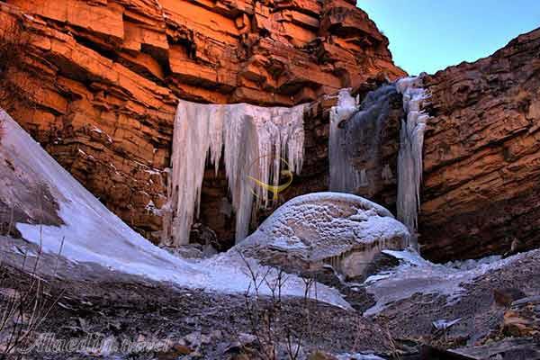آبشار و قندیل های یخی آوستا در شاهرود